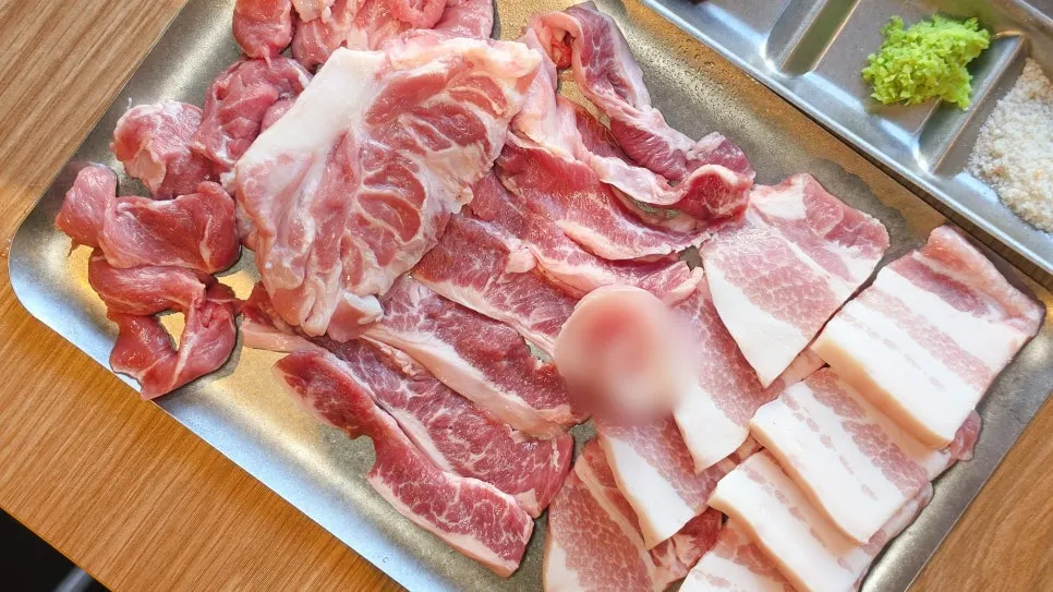 손질 중인 생고기 진열