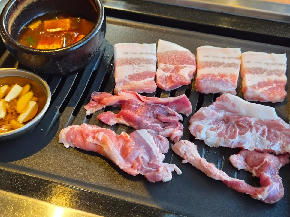 불판에서 끓는 멜젓과 마늘기름장