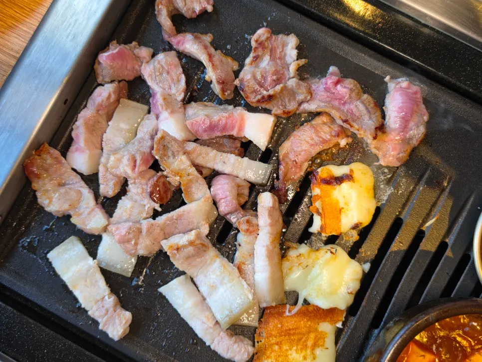 고기와 함께 불판에 구운 치즈