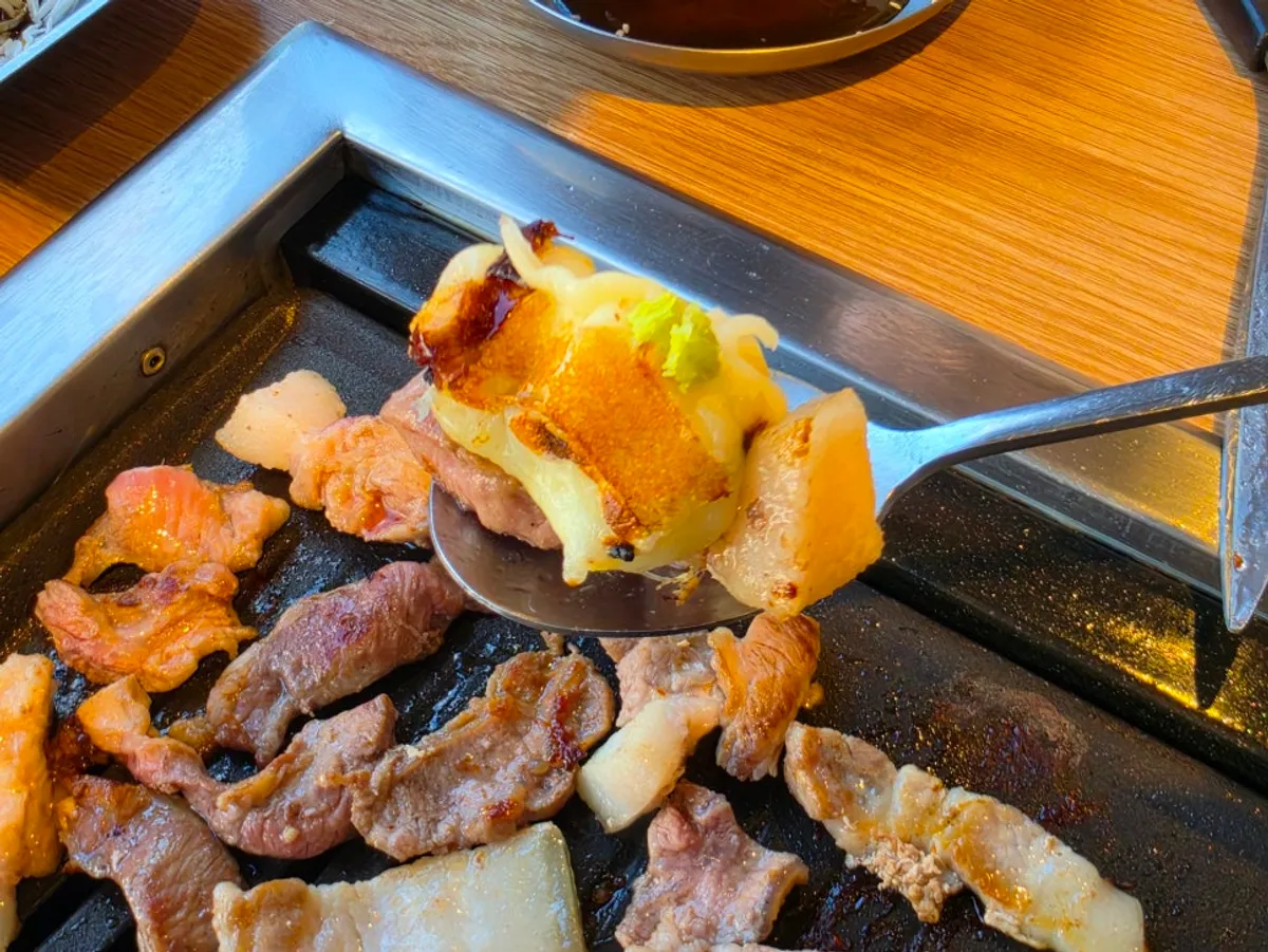 구운 고기에 치즈와 멜젓을 곁들인 한 점