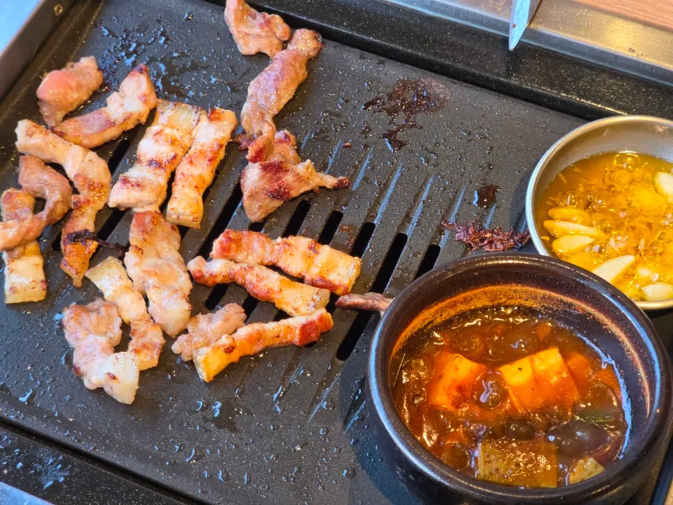 다 익은 고기가 올려진 불판