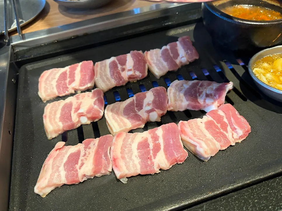 불판 위 생오겹살 2인분
