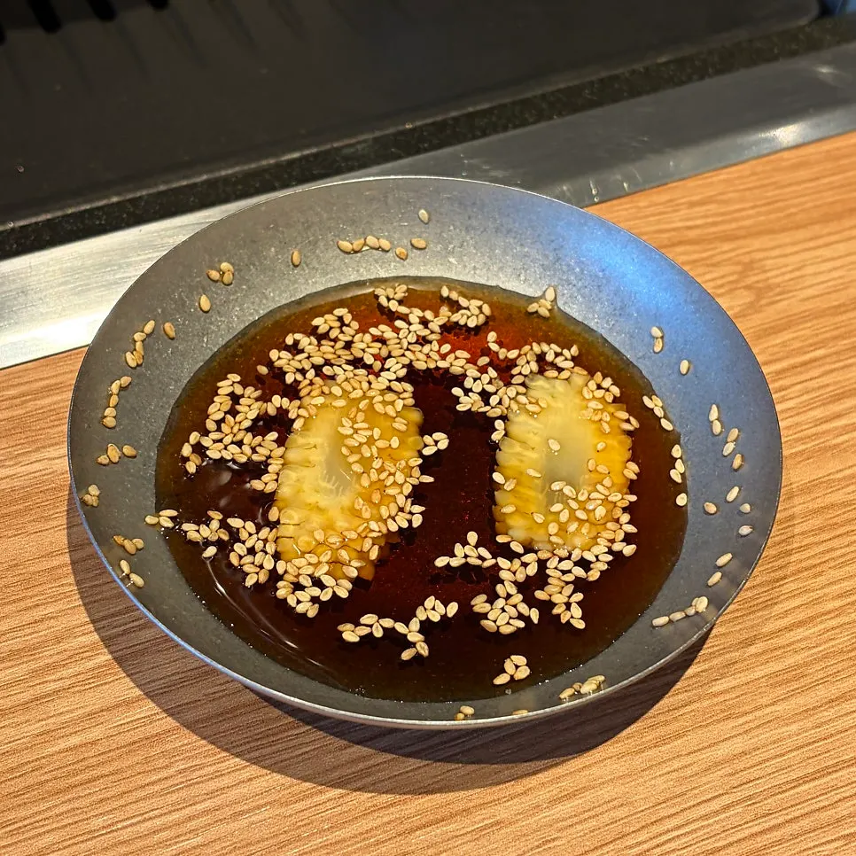 김치와 소스가 담긴 곁들임