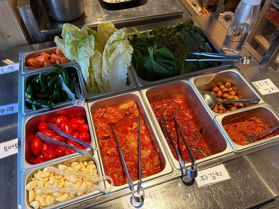 쌈채소와 김치 셀프바