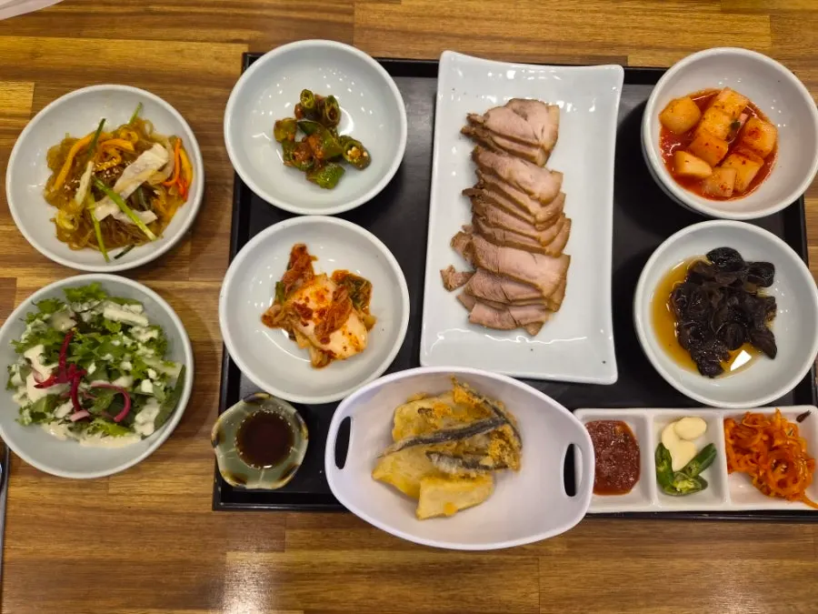 Self-service bar and side dishes at Ilpum Irojeong