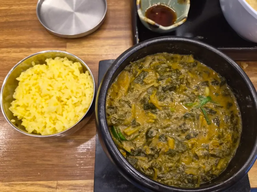 Full-table meal served with chueotang