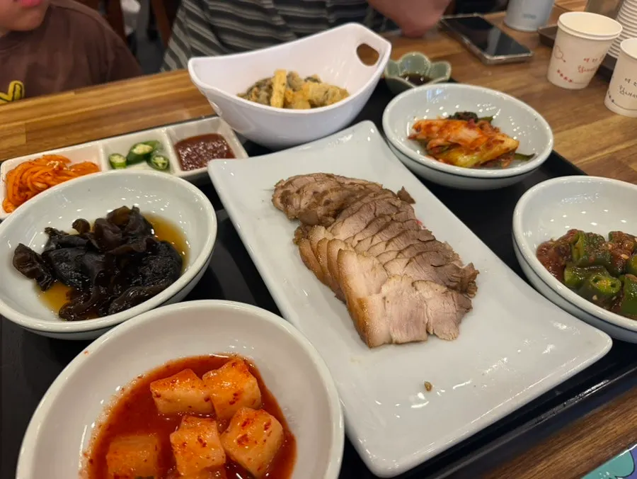Steamed pork with a variety of side dishes