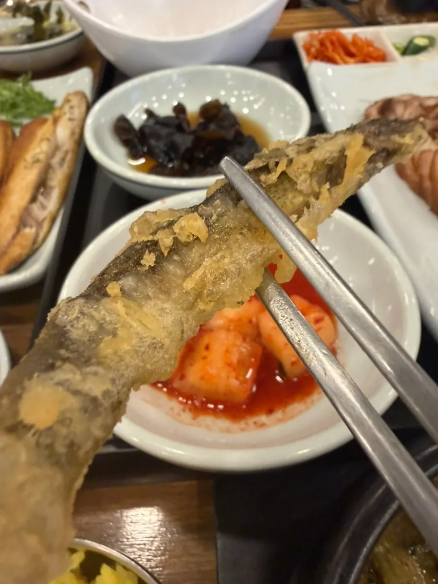 Full spread of the loach soup set with side dishes