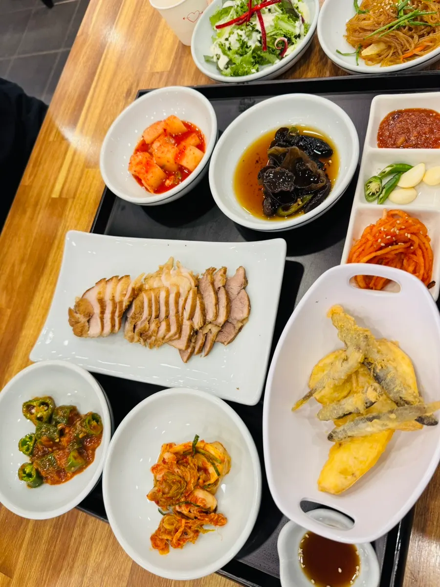 Set meal with mackerel and stewed pork served together