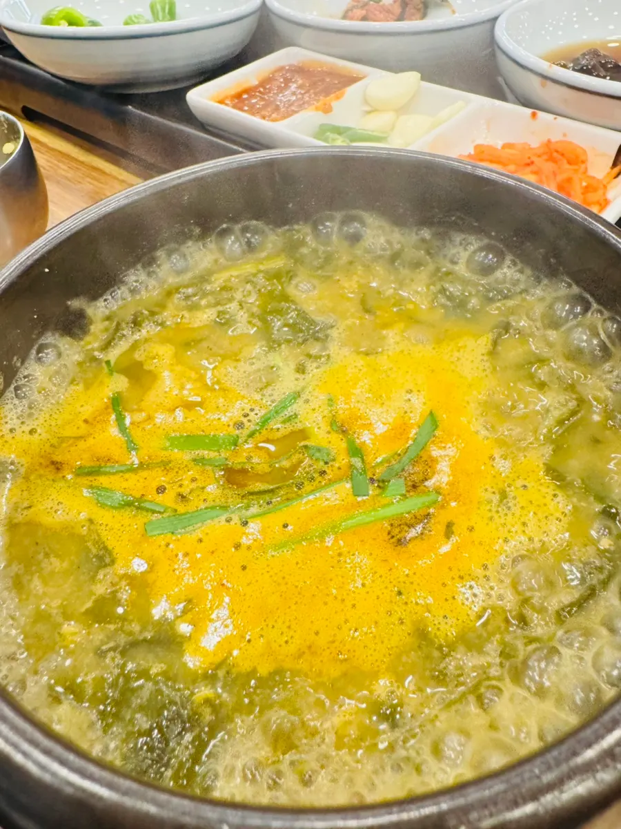 Sanghwang loach soup with side dishes