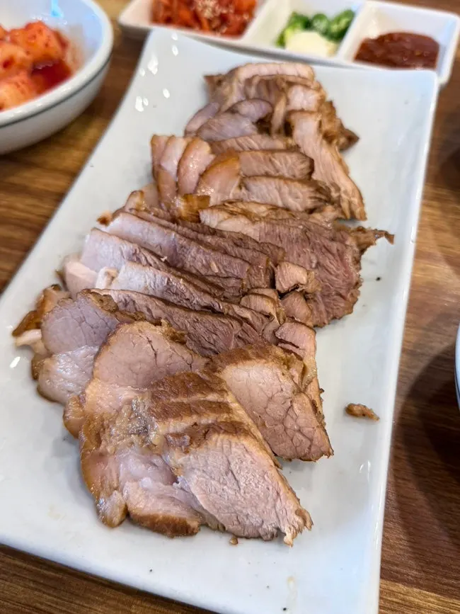 기본 반찬이 깔린 상차림