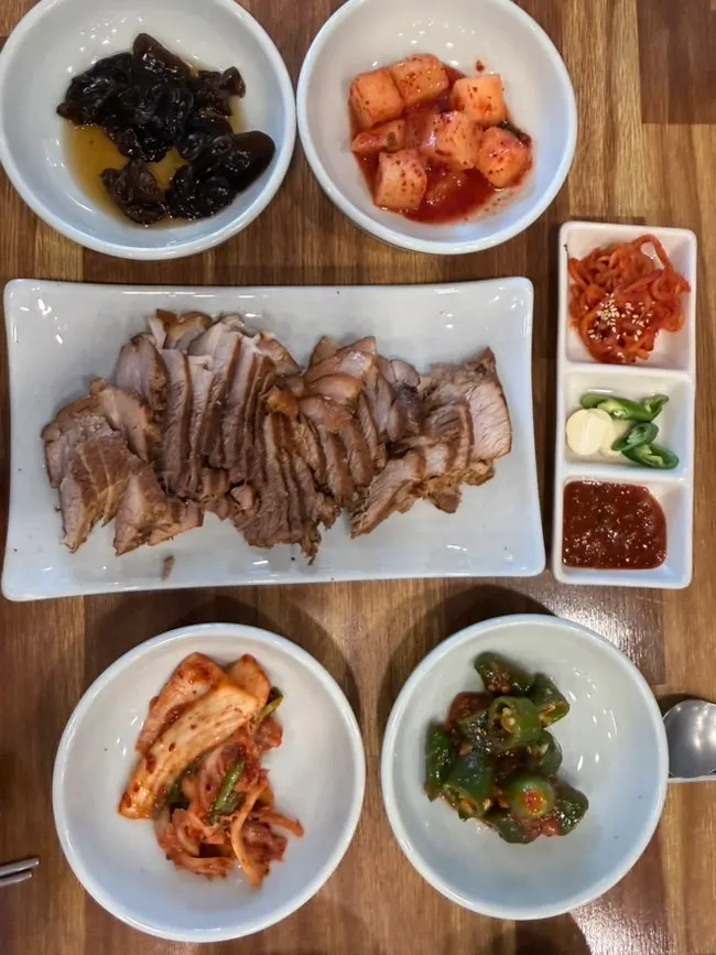 온수육과 곁들임 김치 무생채