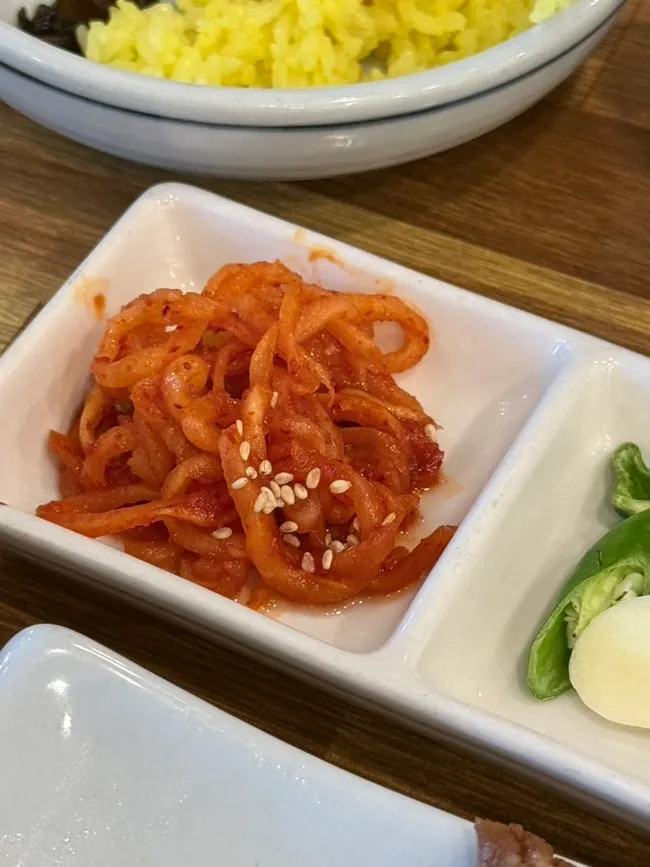 온수육 접시 가까이 담은 모습