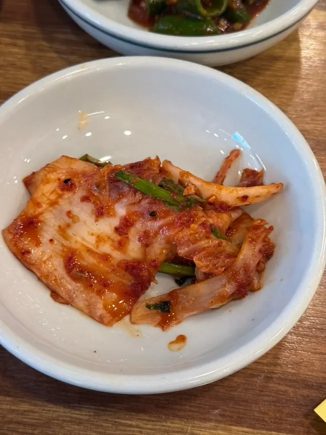 수육에 무생채를 올린 한 점