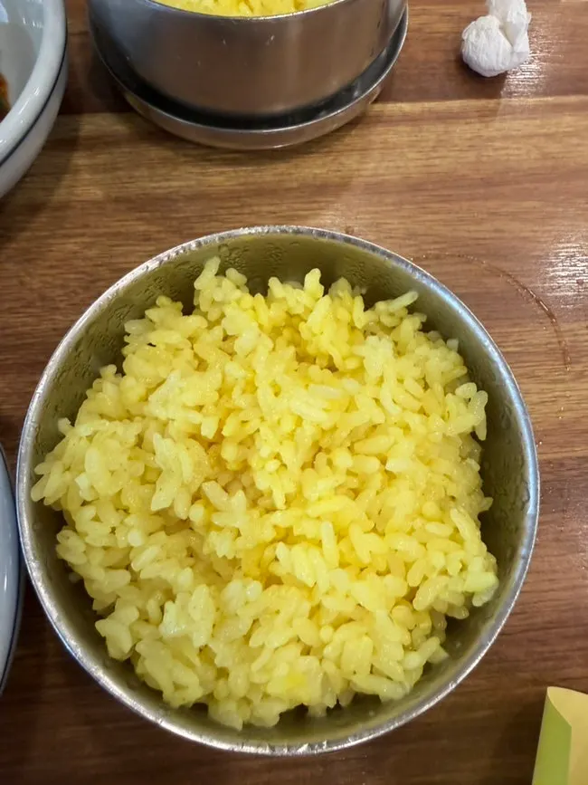 노란빛 강황밥 한 공기