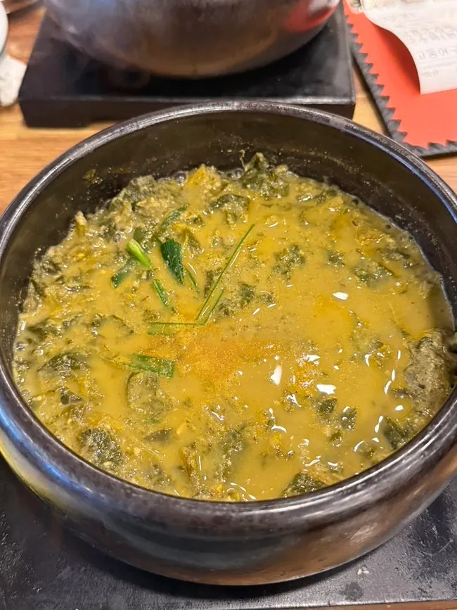 끓는 채로 나온 뚝배기 국