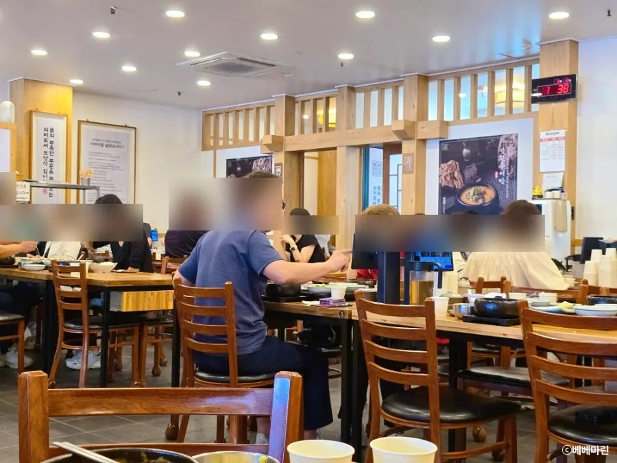 일품 이로정 깔끔한 홀과 룸 자리