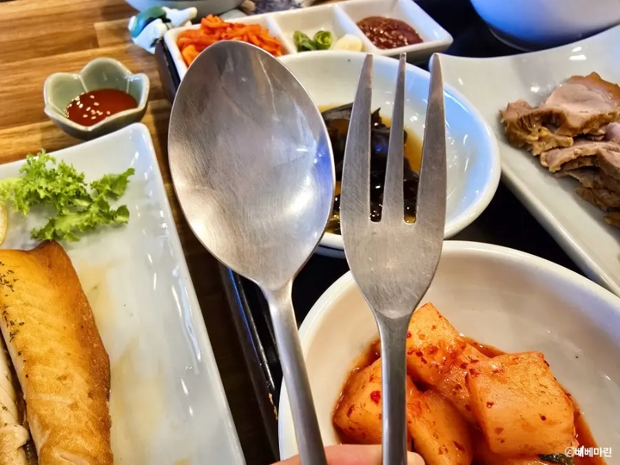 여러 명이 앉을 수 있는 일품 이로정 테이블