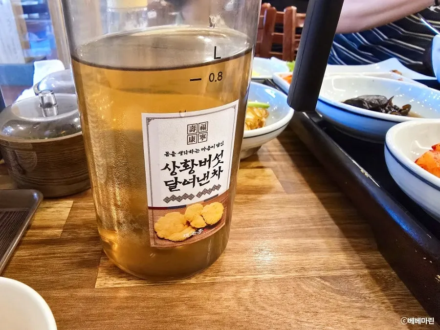 테이블에 놓인 상황버섯차 물병