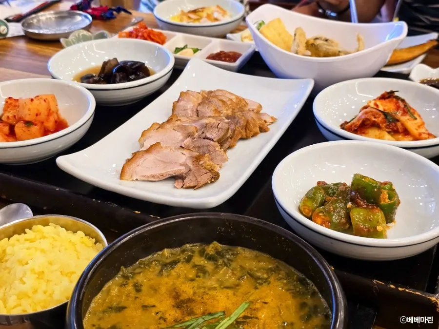 추어탕과 수육, 반찬으로 가득 찬 한상