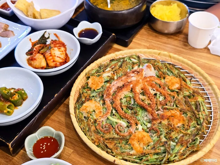 낙지 한 마리가 통으로 올라간 낙지해물파전