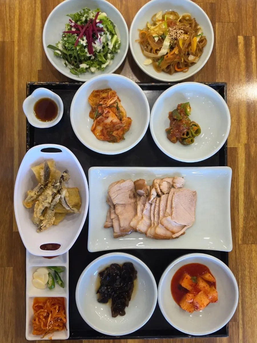 Loach soup set spread with grilled atka mackerel and boiled pork