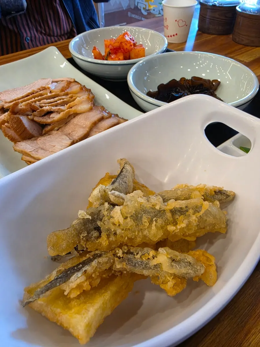 Side dishes served with the sanghwang chueo set