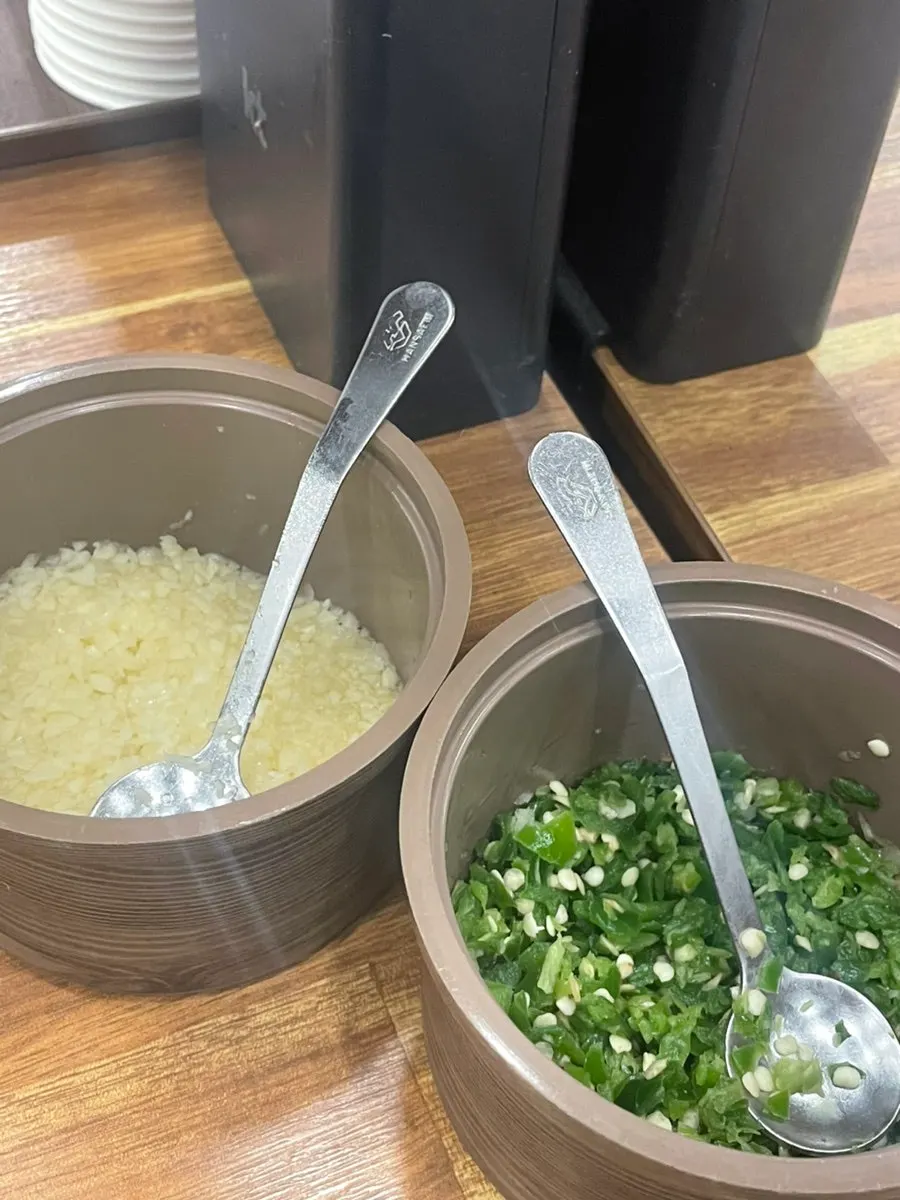 Garlic and cheongyang chili peppers to add to the loach soup