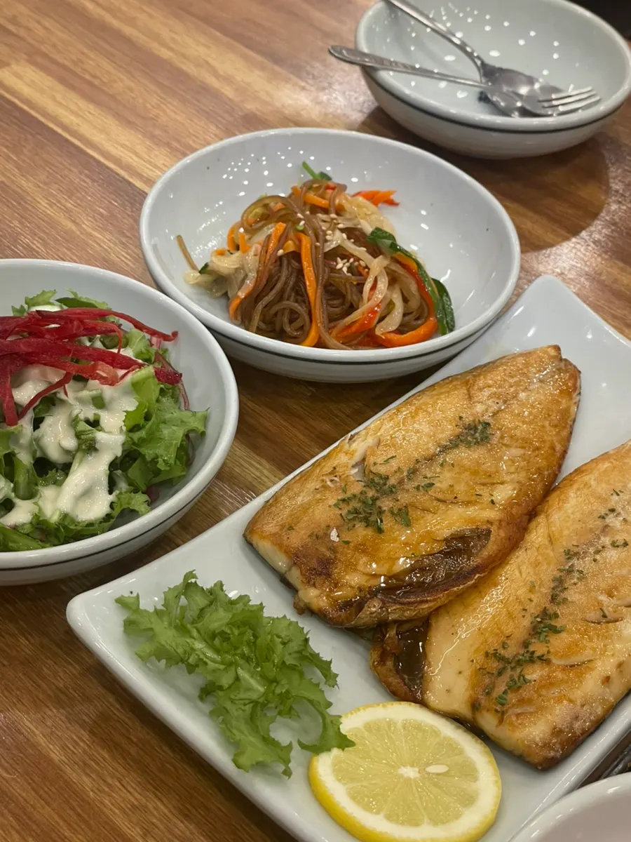 Grilled mackerel served with lemon