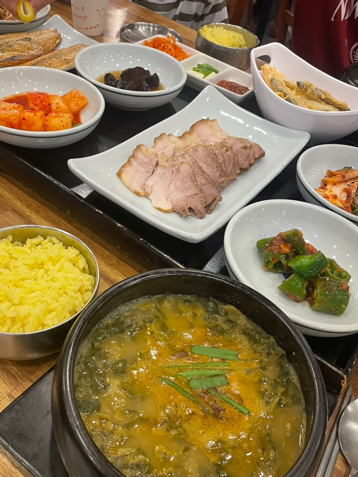 The full 36,000-won two-person loach soup set spread