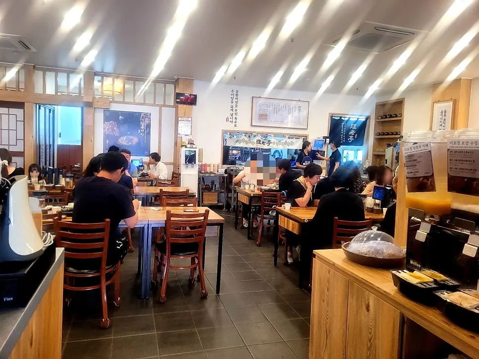 Interior of Ilpum Irojeong with plenty of tables