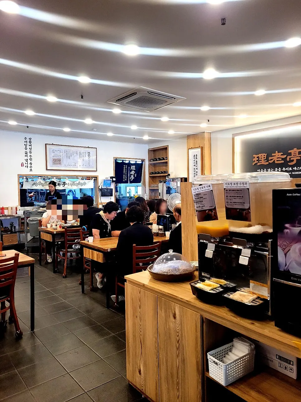 Traditional yet refined interior of Ilpum Irojeong