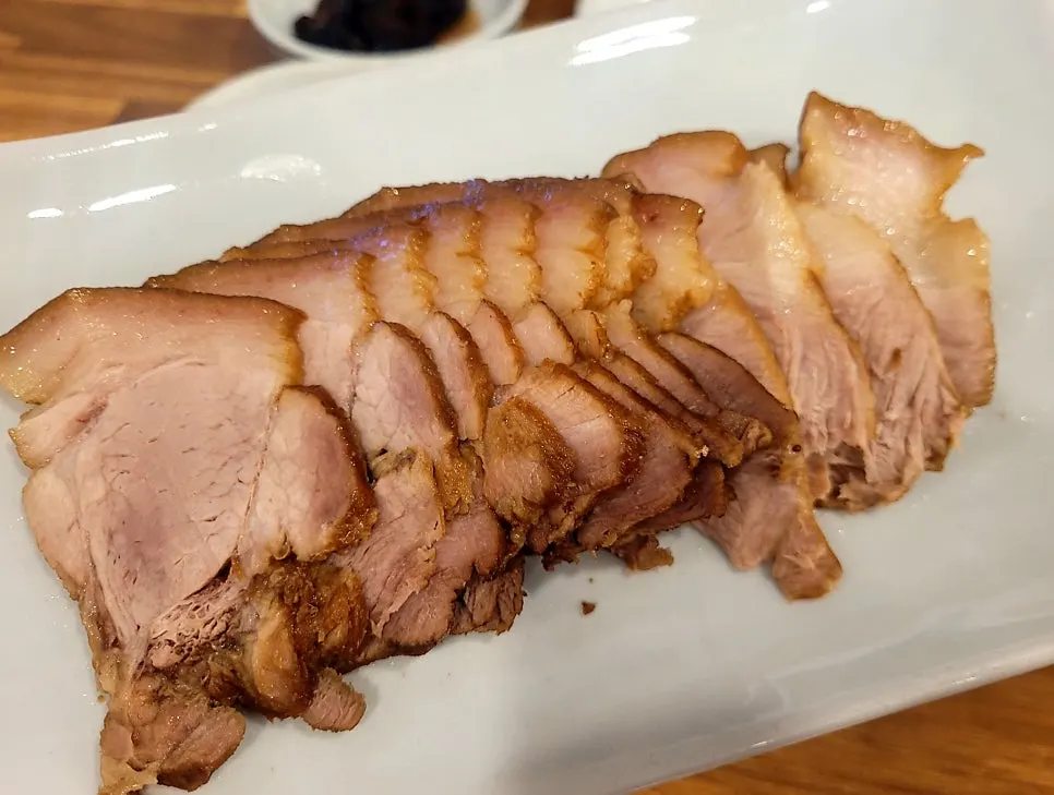 Boiled pork topped with chili and garlic