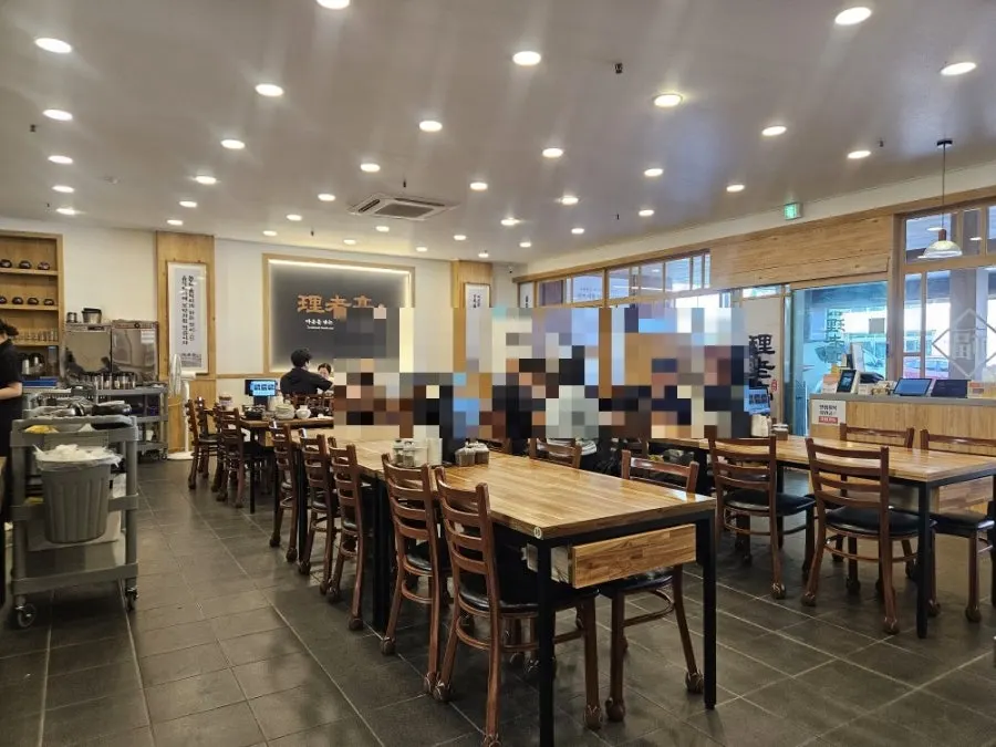 Spacious main hall seating at Ilpum Irojeong
