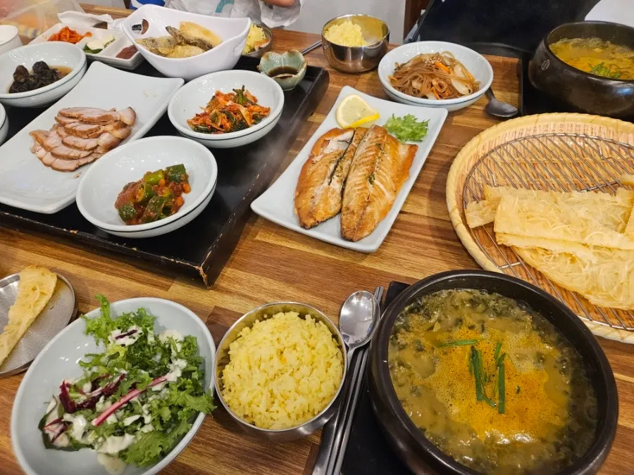 A scene from the loach soup set meal at Ilpum Irojeong
