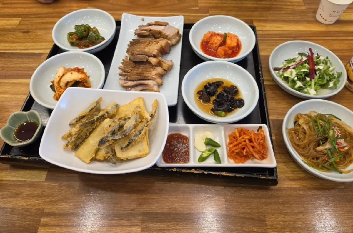 Irojeong onsuyuk jeongsik table setting