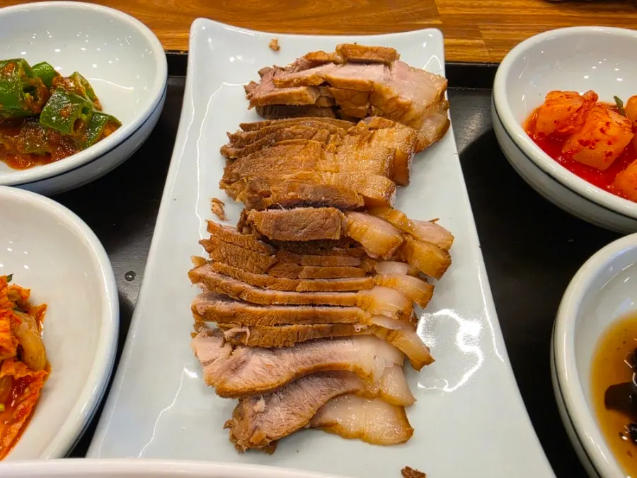 Side dish composition of the onsuyuk jeongsik set