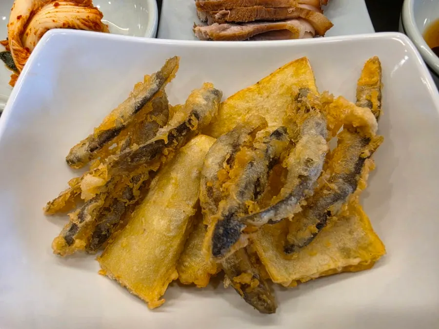Boiled pork served in bossam style