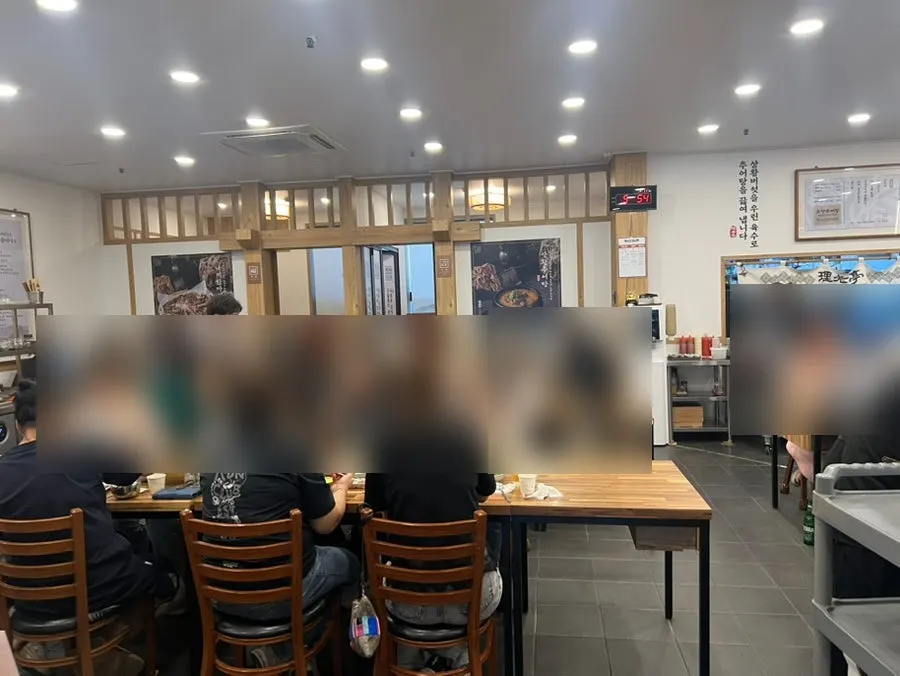 손님으로 붐비는 추어탕집 실내