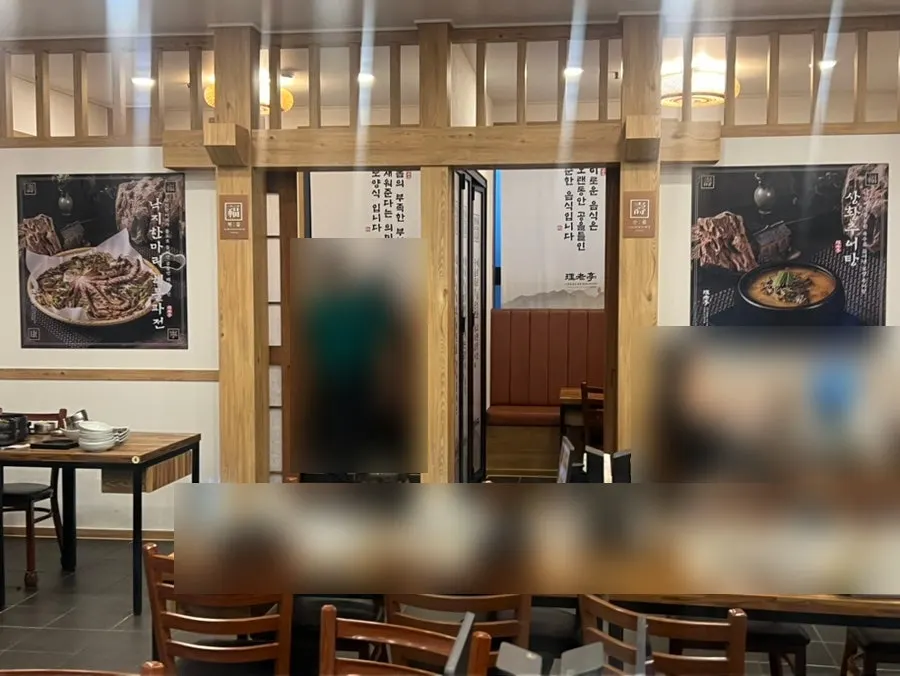 4인석 테이블이 놓인 홀 좌석