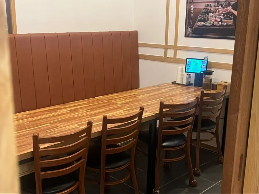 테이블을 붙여 쓸 수 있는 단체석