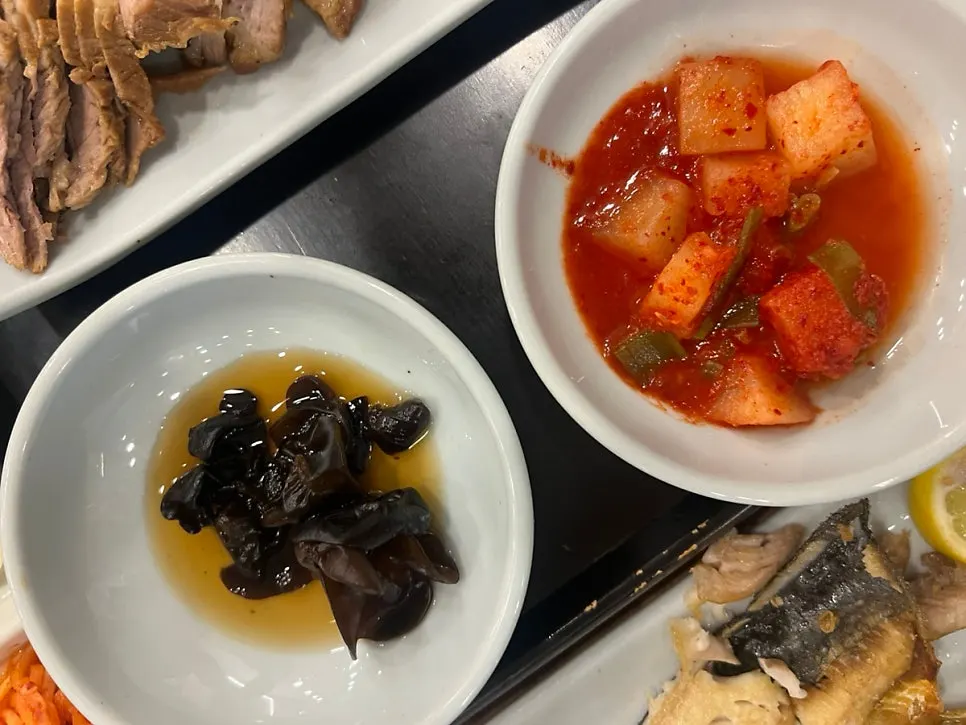 배추김치 잡채 오이고추 샐러드 기본반찬
