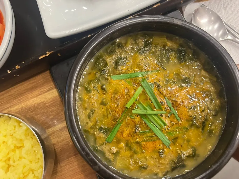 추어튀김과 깍두기 목이버섯 반찬