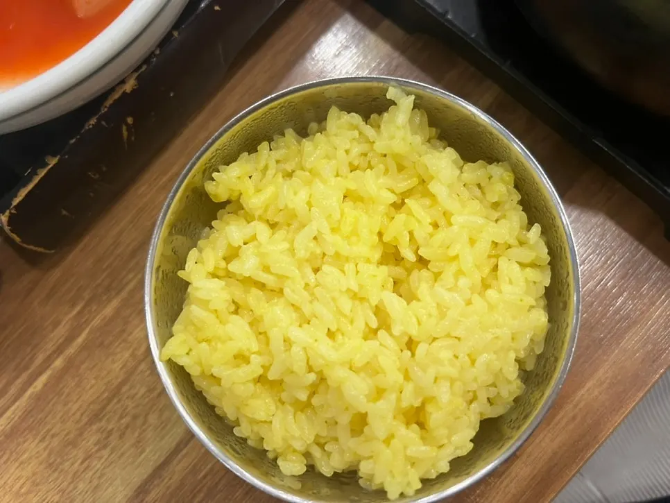 정갈하게 놓인 곁들임 반찬 접시