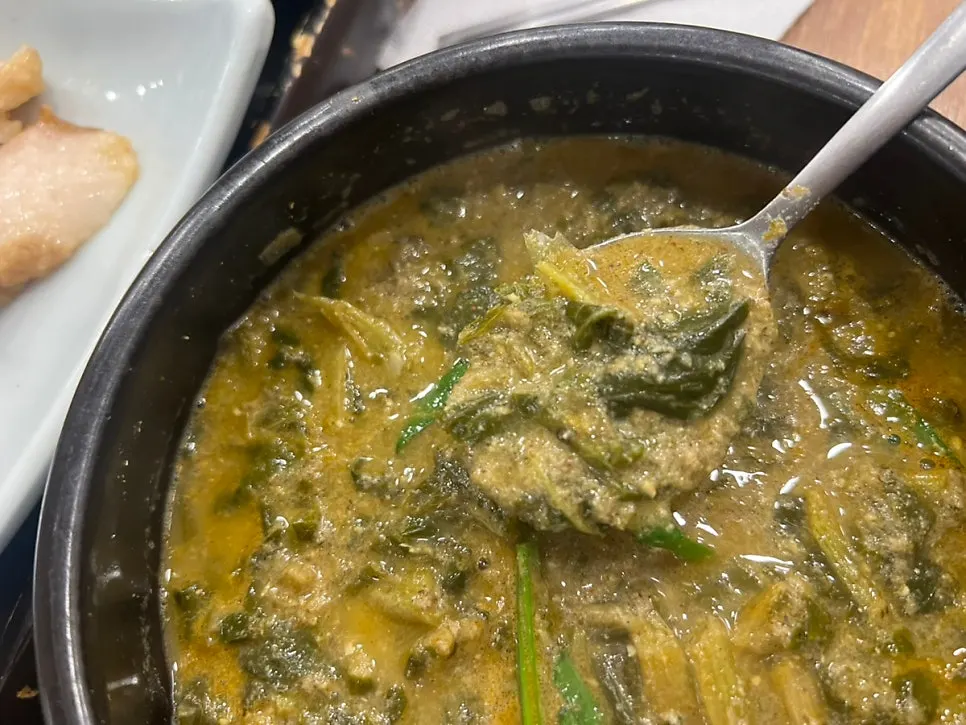 한 술 떠낸 추어탕과 밥 한 그릇