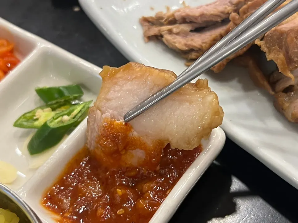 촉촉하고 부드러운 수육 한 점