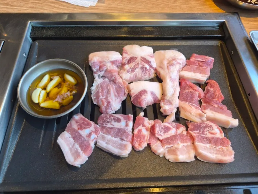 Pork belly and kkodeulsal grilling on the plate