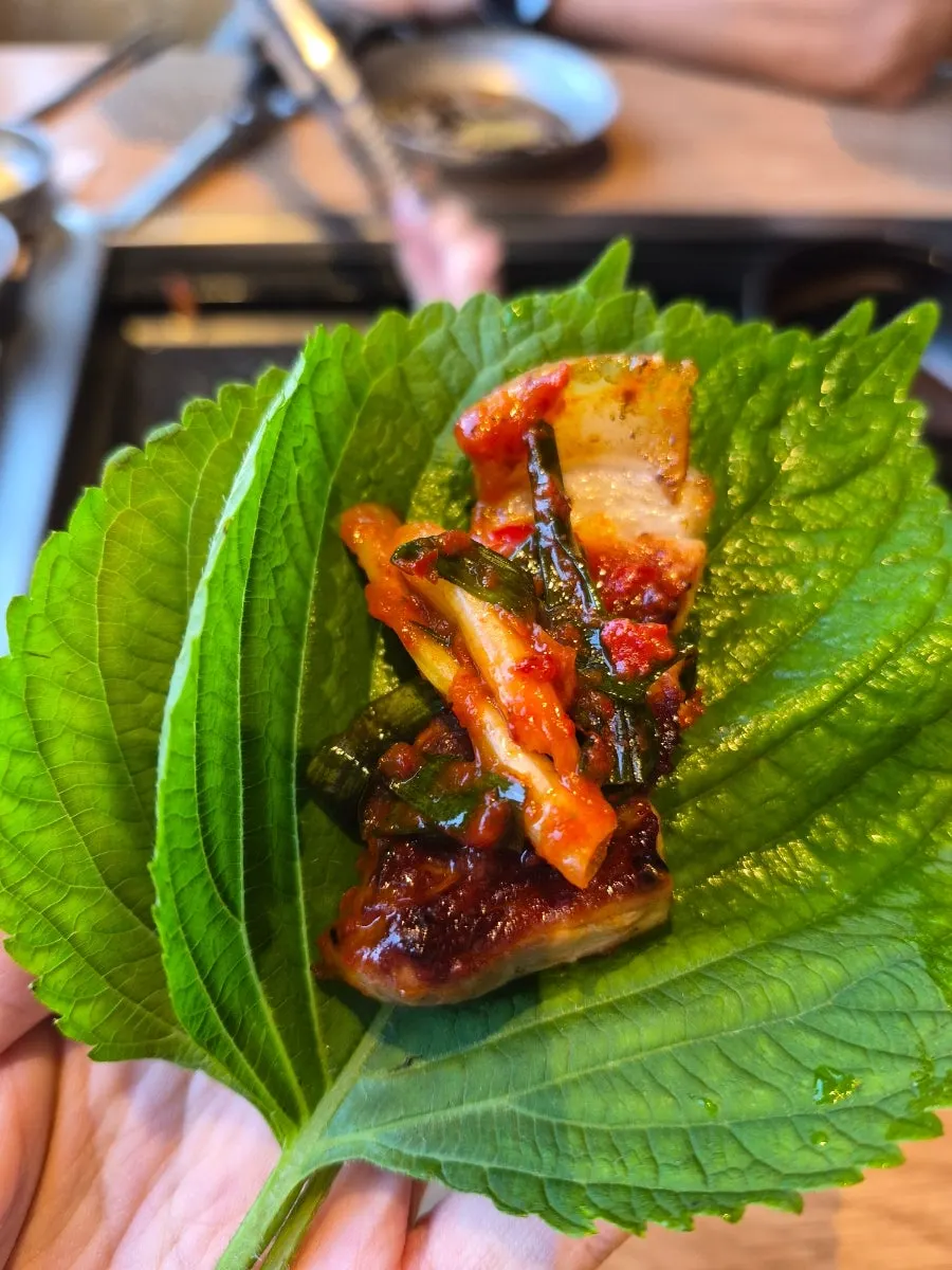 Pork belly eaten together with green onion kimchi
