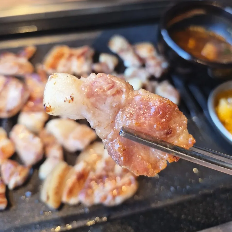 Raw kkodeulsal grilled to a golden color