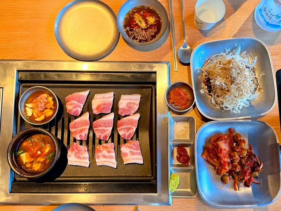 Table spread served alongside the meat